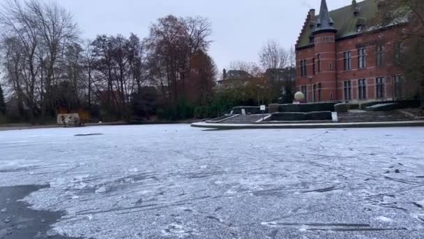 Frosted pond next to Brasserie Mariadal building in Zaventem, Belgium - Záběry, video