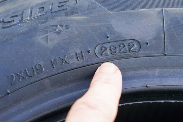 Vista lateral del neumático nuevo con designación de semana y año de producción de neumáticos, marcado de neumáticos - Foto, imagen