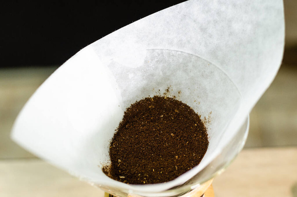 Preparación de café con quimiex de vidrio en la cafetería. La máquina de café Chemex es un dispositivo para preparar café como una bebida caliente de origen alemán - Foto, Imagen