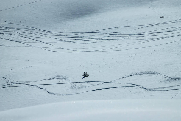 χιόνι καλυμμένο έδαφος με γραμμές εκτός πίστας - Φωτογραφία, εικόνα