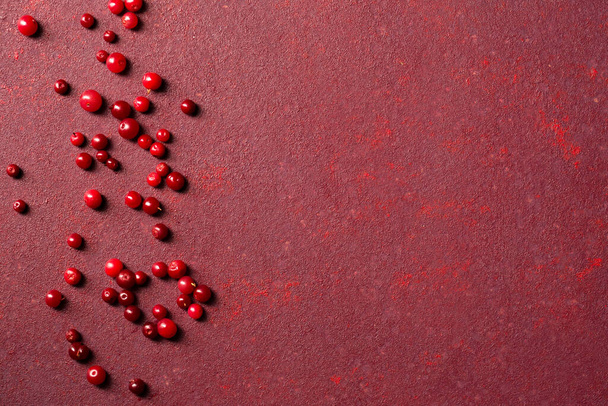 Herkullinen mehukas puolukka marja hajallaan viininpunainen tausta - Valokuva, kuva