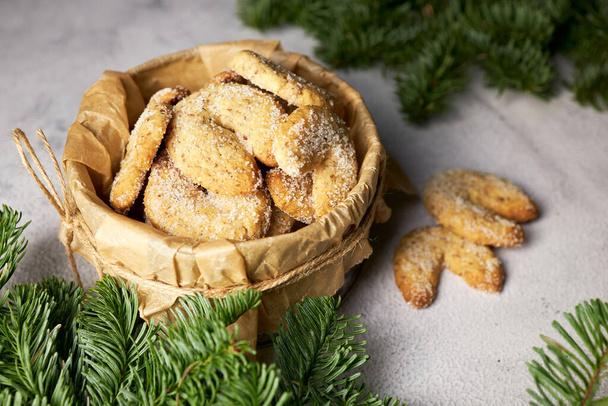 Biscoitos tradicionais de Natal vanillekipferl da Alemanha e Áustria. Crescentes de baunilha de amêndoa. Cozimento de Natal - Foto, Imagem