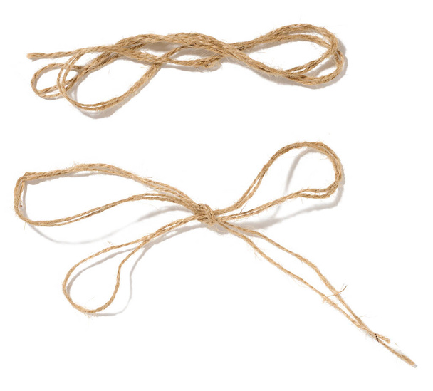 Нахил коричневої мотузки на білому ізольованому тлі, вид зверху. Упаковка натуральна
 - Фото, зображення