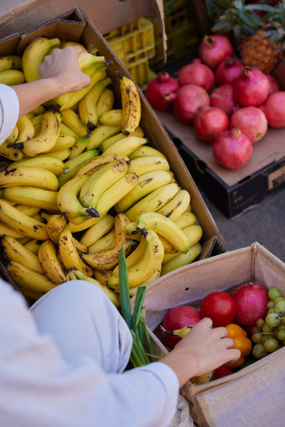 Alimentari, mercato e frutta naturale vendono prodotti biologici in un mercato agricolo ecologico e sostenibile all'aperto e prodotti freschi. Nutrizione sana, rispettosa dell'ambiente e frutta allo stand. - Foto, immagini
