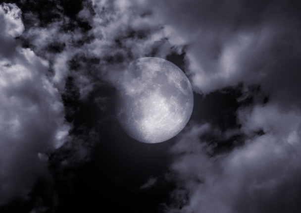 雲の中の満月 - 写真・画像