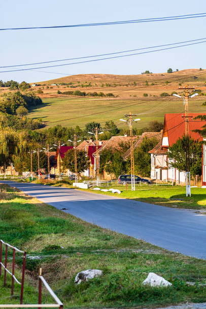 Vista del pittoresco villaggio di Viscri in Romania. Vecchie case tradizionali dipinte nel borgo medievale sassone di Viscri, Romania, 2021 - Foto, immagini