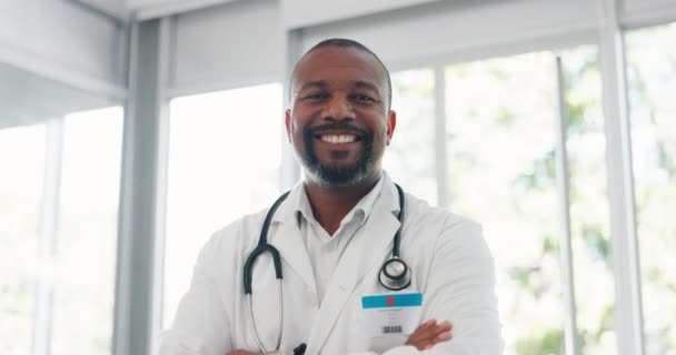 Sağlık sigortası, özgüven ve doktor portresi hastanede gülümseyen, tıbbi işlerde çalışan siyah bir adam. Gururlu bir adam, Güney Afrika 'daki klinikte tıpta lider, güven ve liderlik. - Video, Çekim