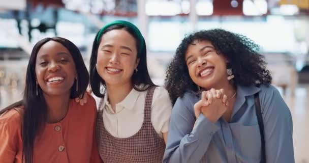 Vrienden, vrouwen portret en geluk samen in een winkelcentrum voor koffie, reünie en plezier met diversiteit, plezier en hechting. Gezicht van verschillende ras groep hand in hand voor dankbaarheid. - Video