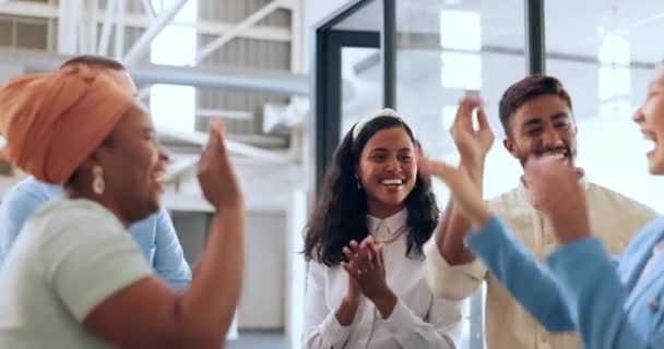 High five, business team en diversiteit van medewerkers met samenwerking, teambuilding en meeting. Succes, ondersteuning en gelukkig teamwerk in een kantoorworkshop met motivatie en geluksviering. - Video