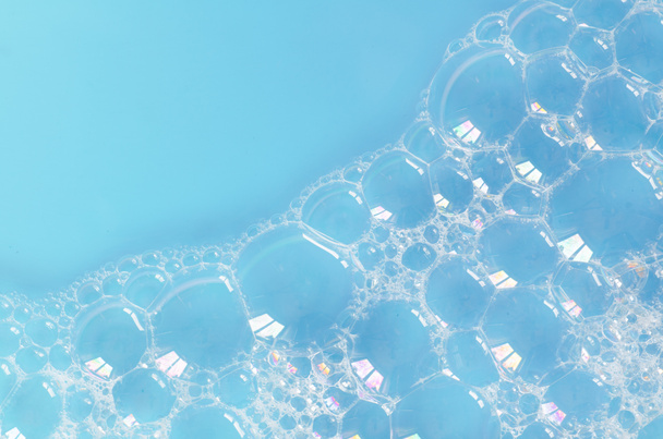 schuim bubbels op blauw water achtergrond - Foto, afbeelding