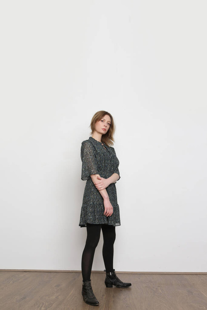Серия студийных фотографий молодой женщины-модели в стиле ретро черно-белое печатное мини-платье - Фото, изображение