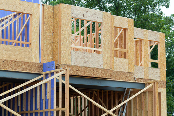 lijst en wanden van een multiplex huis hout industrie bouw woning incomplection - Foto, afbeelding