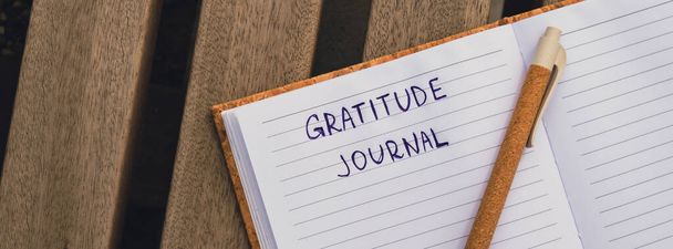 Пишу "Gratitude Journal" на деревянной скамейке. Сегодня я благодарен за это. Журнал самопознания, саморефлексия, творческое письмо, концепция личностного развития. Самочувствие духовное здоровье, внимательность, целостное здоровье хаб - Фото, изображение