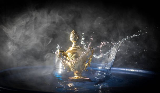 Abstraktní šampióni zlatý pohár kapky na vodě nebo vodní stříkance se zlatým pohárem na tmavém mlhavém pozadí. Selektivní zaměření. - Fotografie, Obrázek