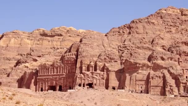 Von oben gesehen besuchen Touristen Sehenswürdigkeiten Königliche Gräber Strukturen in der antiken Stadt Petra, Jordanien. Man kennt sie als die Loculi. Petra führte zur Ernennung zum UNESCO-Weltkulturerbe - Filmmaterial, Video