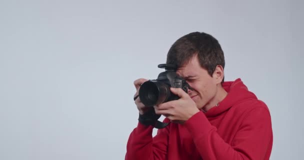 gelukkig guy fotograaf professionele schiet model in studio, achter de schermen - Video
