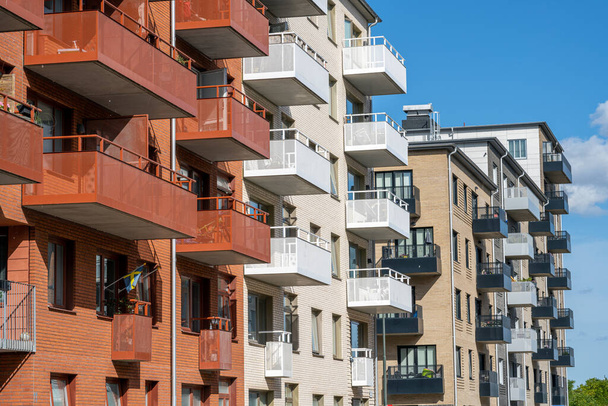 Condomini bianchi e rossi con molti balconi visti a Berlino, Germania - Foto, immagini