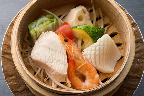 Japonská kuchyně, dušené kuře a krevety, oliheň a zelenina - Fotografie, Obrázek