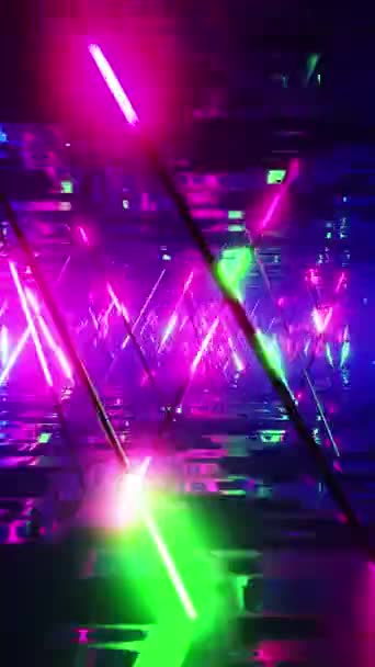 Volando por un pasillo con luces fluorescentes intermitentes multicolores. Vídeo vertical en bucle - Metraje, vídeo