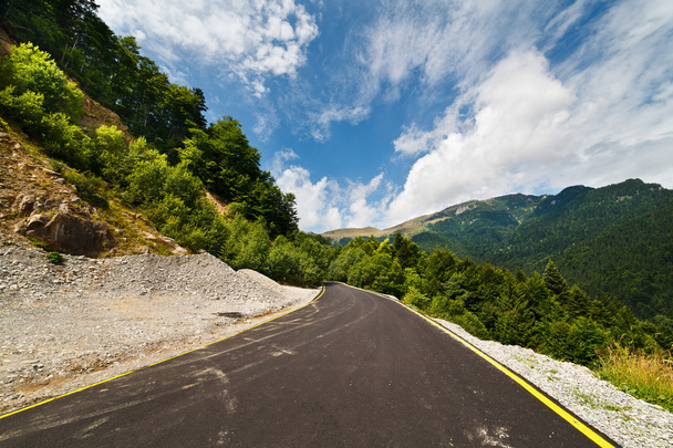 Road through mountains - Φωτογραφία, εικόνα