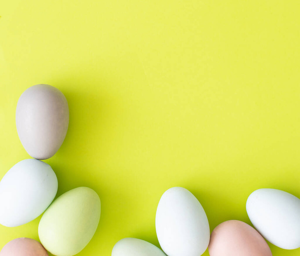 Ovos de codorna coloridos em um contexto amarelo-claro - uma composição de Easter. Fundo para cartões de felicitações, convites, saudações - Foto, Imagem