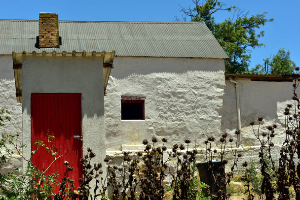 Vanhat maatilarakennukset ja huussi, jossa on punainen ovi - Valokuva, kuva