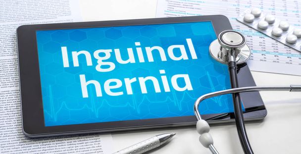 La palabra hernia inguinal en la pantalla de una tableta - Foto, Imagen