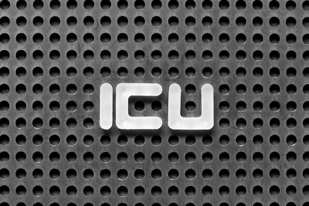Alfabeto branco letra em palavra ICU (abreviatura de unidade de terapia intensiva) em fundo pegboard preto - Foto, Imagem