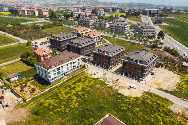 Beylikduzu bölgesinde yeni binalar, İstanbul. Beylikduzu bölgesinde yeni evler, hindi. İstanbul 'da yabancı ve Türk vatandaşlar için yeni binalar inşa ediliyor - Fotoğraf, Görsel