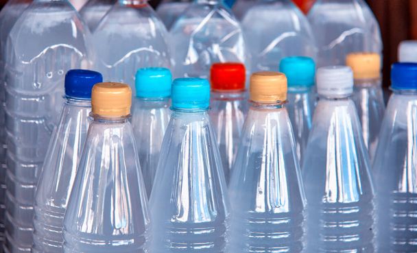Пластикові пляшки з різнокольоровими кришками
. - Фото, зображення