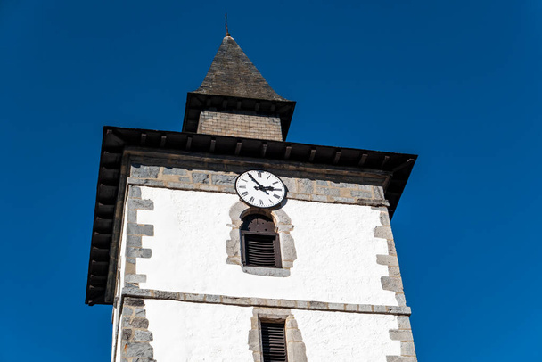 Torre da Igreja Saint-Fructueux em Itxassou / Itsasu no País Basco - Foto, Imagem