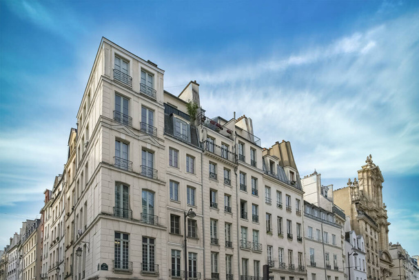 Paris, beaux bâtiments dans le Marais, rue Saint-Antoine dans le 4ème arrondissement - Photo, image