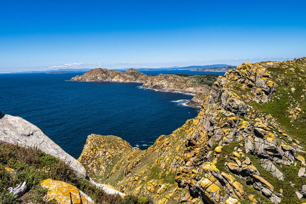 Islas Cies, Illas Cies es un archipiélago español ubicado en el estuario de Vigo, formado por tres islas: Norte o Monteagudo, Del Medio o do Faro y Sur o San Martín. - Foto, imagen