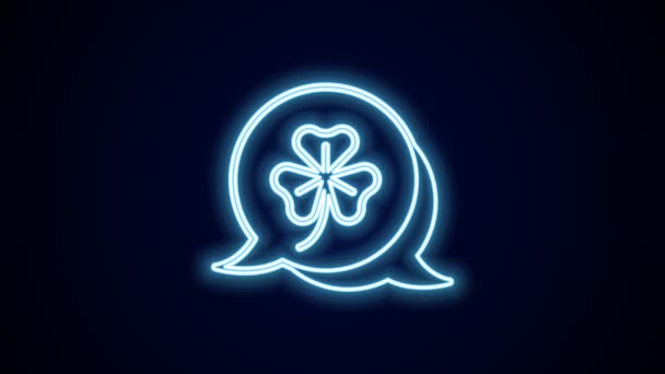 Gloeiende neon lijn Clover trefoil blad pictogram geïsoleerd op zwarte achtergrond. Fijne Saint Patricks dag. Nationale Ierse feestdag. 4K Video motion grafische animatie. - Video