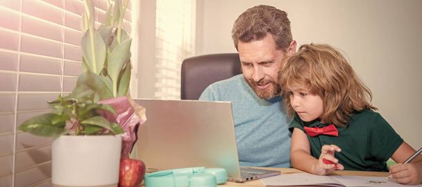 Evde dizüstü bilgisayarı olan baba-oğul pankartı, Webinar video dersi. Bilgisayarda online eğitim. evde eğitim ve öğrenim - Fotoğraf, Görsel