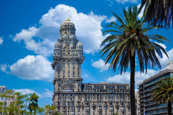 Uruguay, Plaza de la Independencia de Montevideo en el centro histórico de la ciudad, una famosa atracción turística. - Foto, Imagen