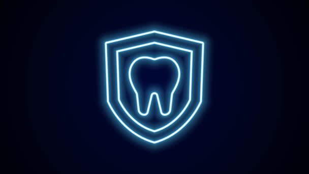 Zářící neonová čára Ikona dentální ochrany izolovaná na černém pozadí. Zub na štítovém logu. Grafická animace pohybu videa 4K. - Záběry, video
