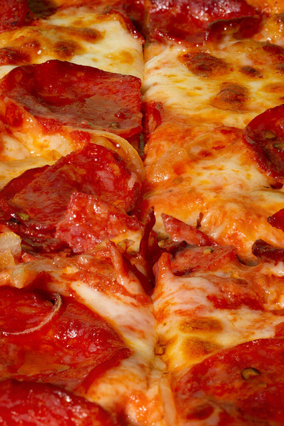 Salami pepperoni tekstury pizzy z cebulą jako tło. Mało brakowało na pizzę. Makro zdjęcie. Pizza salami Pepperoni z cebulą. - Zdjęcie, obraz