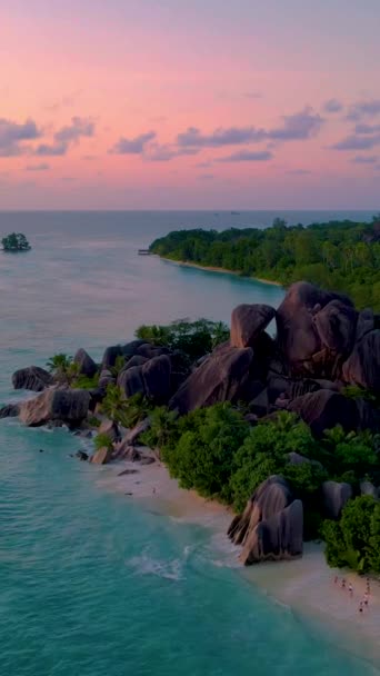 Pôr do sol na praia de Anse Fonte DArgent La Digue a praia mais bonita em Seychelles. Ilha de La Digue, Seychelles.  - Filmagem, Vídeo
