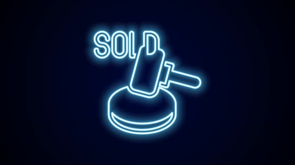 Glowing neon line Auction hammer icon isolated on black background. Gavel - hammer of judge or auctioneer. Bidding process, deal done. Auction bidding. 4K Video motion graphic animation. - Πλάνα, βίντεο