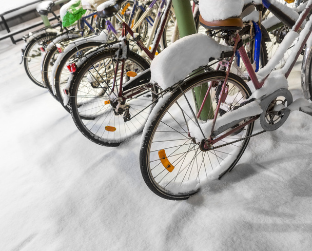 Sorban a hó kerékpár - Fotó, kép