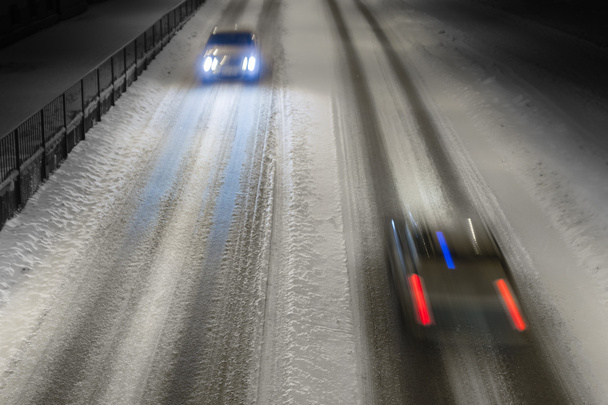 Dos coches en la carretera de invierno
 - Foto, imagen