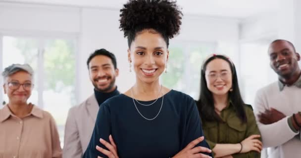 Üzleti, fekete nő karok keresztbe, és csapat mosollyal, magabiztos és marketing ügynökség hivatalban. Csapatmunka, vezető vagy menedzser személyzettel, csoportos projekttervezés és reklámkampány vagy vezetés. - Felvétel, videó