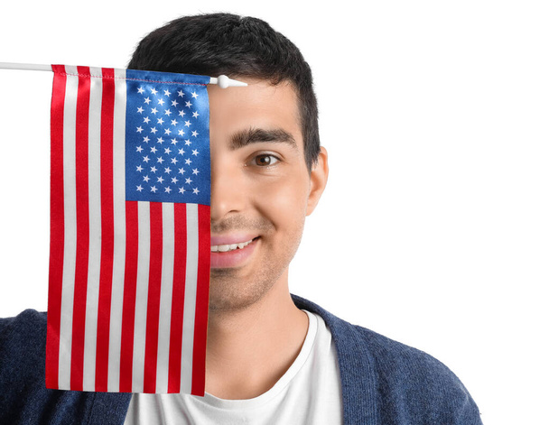 Nuori mies, jolla on Yhdysvaltain lippu valkoisella taustalla, lähikuva - Valokuva, kuva