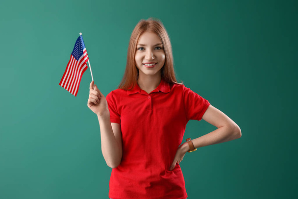 Junge rothaarige Frau mit USA-Flagge auf grünem Hintergrund - Foto, Bild