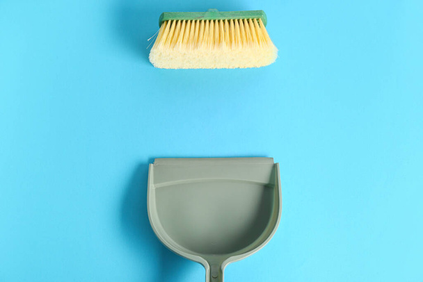 Dustpan con spazzola di pulizia su sfondo di colore - Foto, immagini