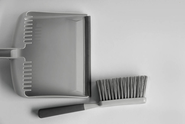 Dustpan e spazzola di pulizia su sfondo chiaro - Foto, immagini