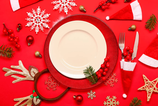 Prachtige tafel met kerstversiering op rode achtergrond - Foto, afbeelding