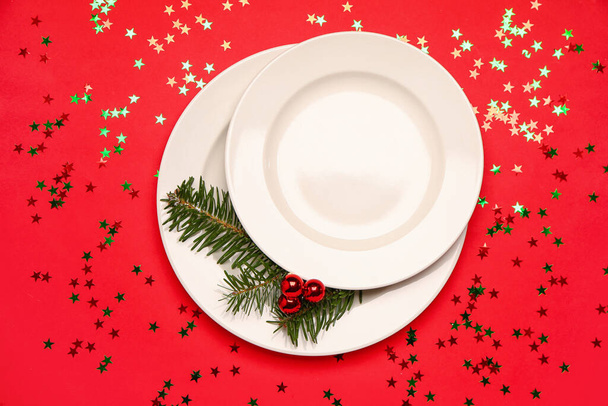 Cadre de table de Noël et paillettes sur fond rouge - Photo, image