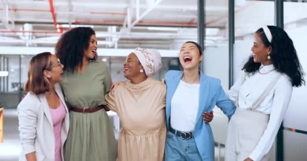 Diversiteit, vrouwen en werkvrienden knuffelen, glimlachen en teambuilding voor startup bedrijf, lachen en praten. Multiraciale, zakelijke en vrouwelijke collega 's omarmen, marketingcampagne in de reclame. - Video